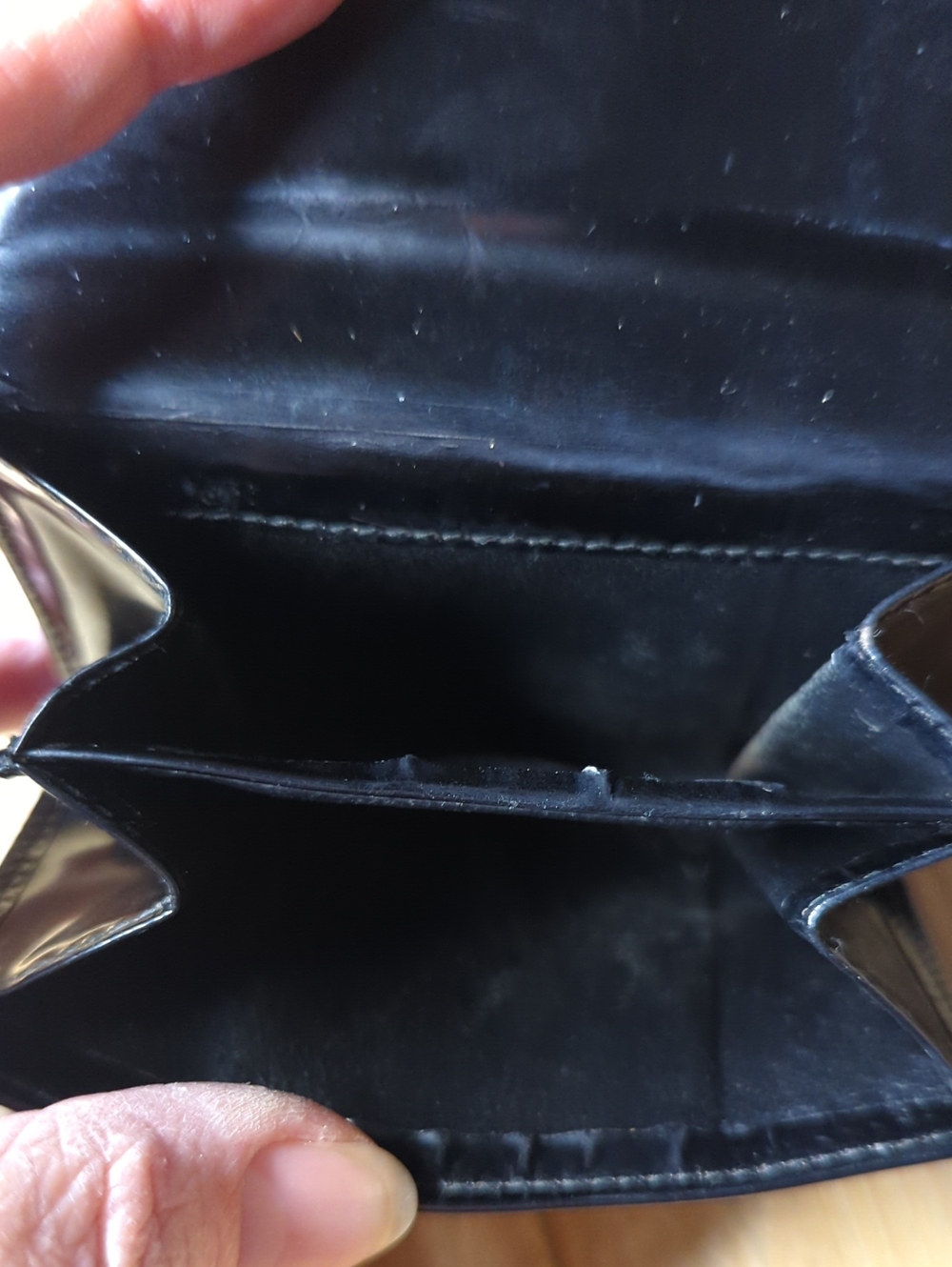 Gucci Black Patent Leather Bifold Wallet with Embossed GG Full Inclusion - Picture 5 of 12
